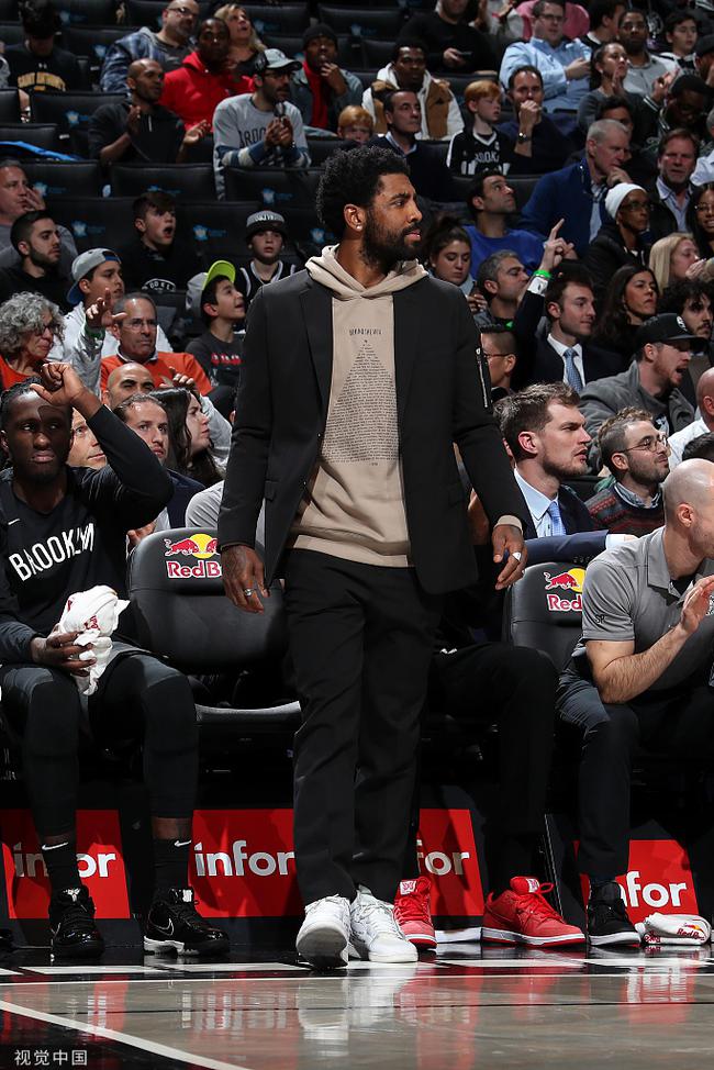 图文-韩国女星亮相体育赛场 美腿修长笑容甜美